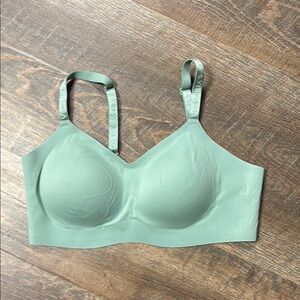 Victoria's Secret Green T-Shirt Bra with Molded Cups Size L EUC